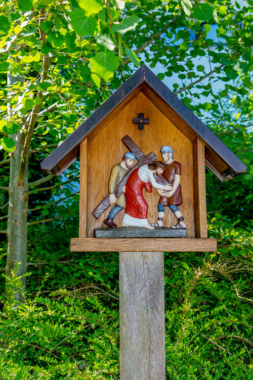 Image: 05 Simon hilft Jesus das Kreuz tragen _JA 32135 Kreuzweg im neuen Friedhof Hohenried.jpg